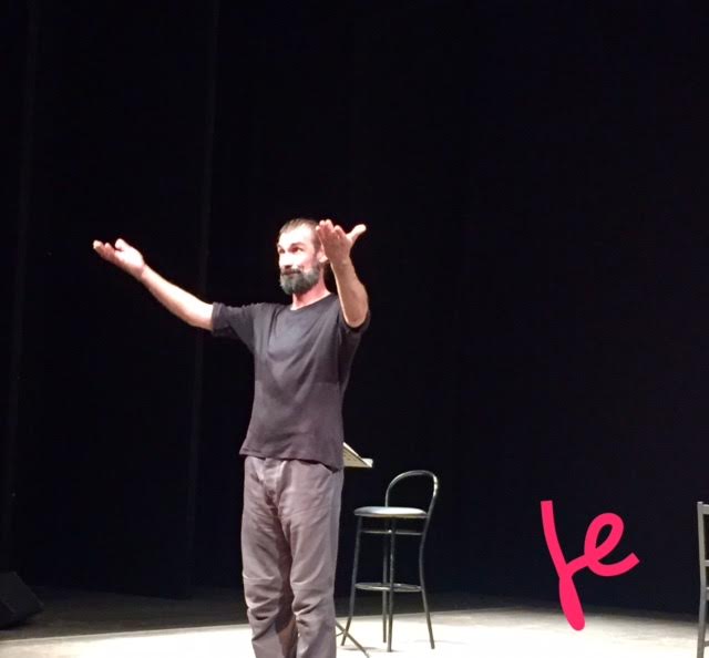 fabrizio gifuni sul palco del teatro parenti di milano